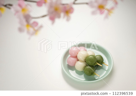 Cherry blossom viewing dango under the cherry blossom tree in spring 112396539