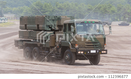 陸上自衛隊反砲兵雷達裝置JTPS-P16參加閱兵 陸上自衛隊反砲兵雷達裝置JTPS-P16參加閱兵 112396877