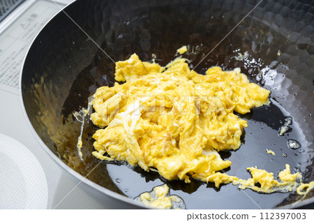 fry eggs in a cast iron pot 112397003