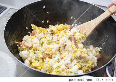 用鐵鍋炒炒飯 112397005