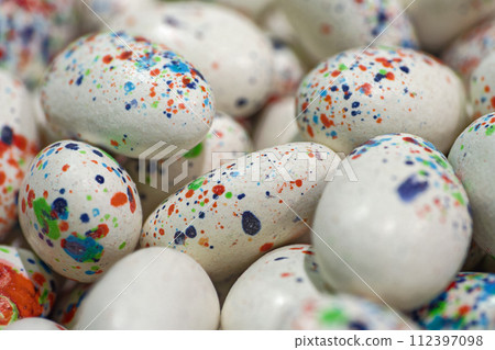 Decorated egg-shaped dragees 112397098