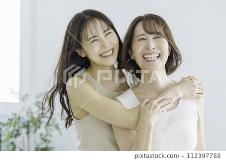 30多歲的女兒和媽媽的母女肖像 112397788