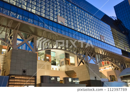 日落時美麗的 JR 京都站烏丸口 112397789