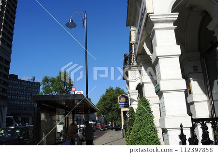 [UK] Street in front of Gloucester Road station in London "Cromwell Road" 112397858
