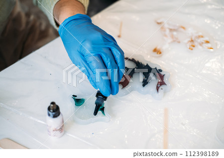 Handcrafting with Epoxy Resin and Pigments 112398189