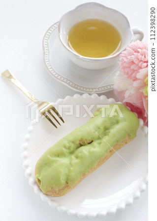 Matcha eclair 112398290