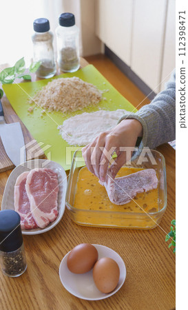 Image of handmade pork cutlet (meat coated with flour and egg)｜Pork loin, egg, breadcrumbs, flour 112398471