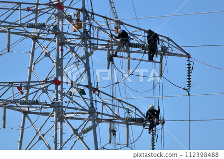 Power transmission tower Maintenance work on the power transmission tower Power transmission tower Maintenance work on the power transmission tower 112398488