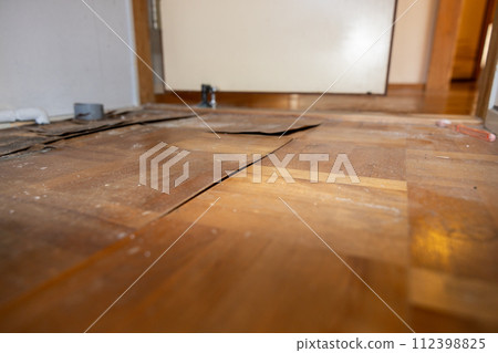 由於洗衣機放置時間較長,房子的地板已經腐爛剝落。 由於洗衣機放置時間較長,房子的地板已經腐爛剝落。 112398825