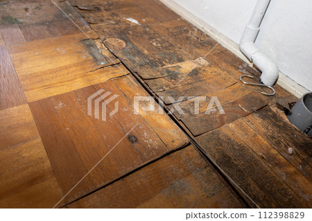 The floor of the house has rotted and peeled off because the washing machine was left in it for a long time. 112398829