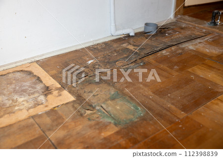 由於洗衣機放置時間較長，房子的地板已經腐爛剝落。 112398839