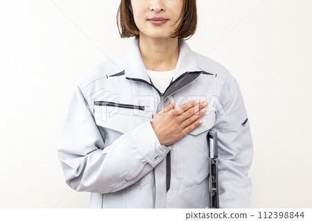 女人穿著工作服 女人穿著工作服 112398844