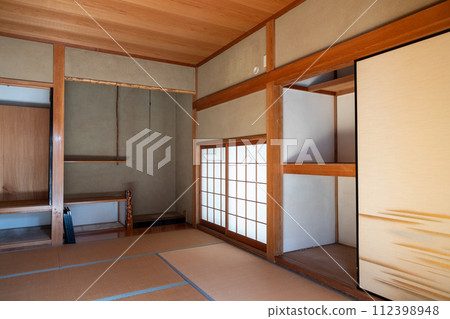 臨終前整理搬走東西後,空蕩蕩的日式房間。 臨終前整理搬走東西後,空蕩蕩的日式房間。 112398948