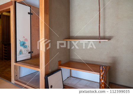 A Japanese-style room in an old house that was empty after being cleaned up and all the Buddhist altars and other things taken away. 112399035