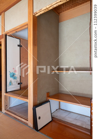 老房子裡的日式房間，被清理乾淨，佛壇等東西都被拿走了，空了。 112399039