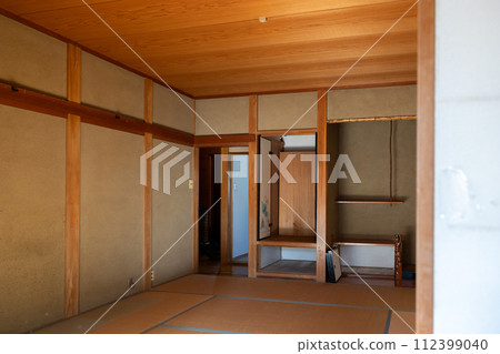 老房子裡的日式房間，被清理乾淨，佛壇等東西都被拿走了，空了。 112399040