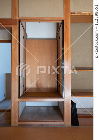 A Japanese-style room in an old house that was empty after being cleaned up and all the Buddhist altars and other things taken away. A Japanese-style room in an old house that was empty after being cleaned up and all the Buddhist altars and other things taken away. 112399051