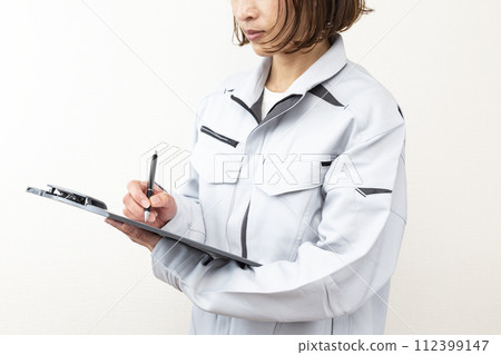女人穿著工作服 112399147