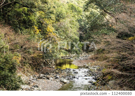 Valley where autumn leaves have begun Valley where autumn leaves have begun 112400080