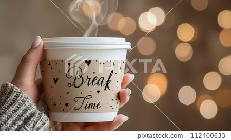 咖啡杯上寫著“休息時間” 112400633