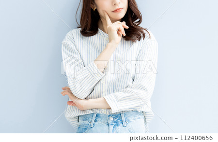 business woman thinking business woman thinking 112400656