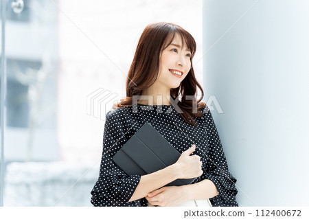 微笑有片劑的女商人 微笑有片劑的女商人 112400672