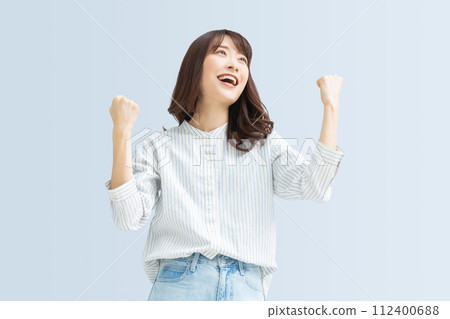 一個女人微笑著做出膽量的姿勢 112400688