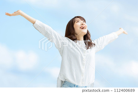 微笑的女人張開雙臂反對藍天 112400689