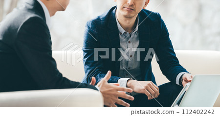 兩名男性商人使用電腦開會 112402242