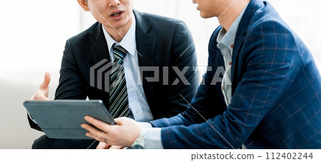 兩個男性商人開會 112402244
