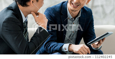 兩位男商人微笑著開會 112402245