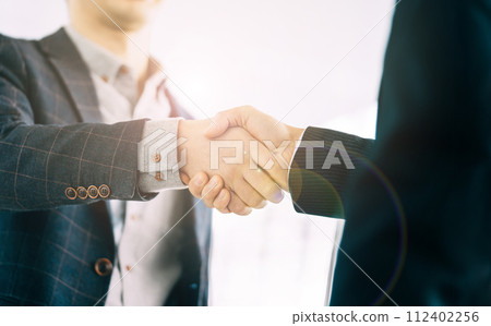 握手的兩個商人 112402256