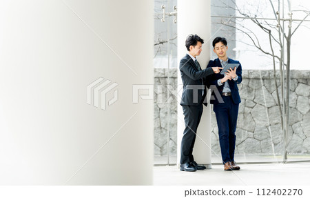 兩個男性商人開會 兩個男性商人開會 112402270