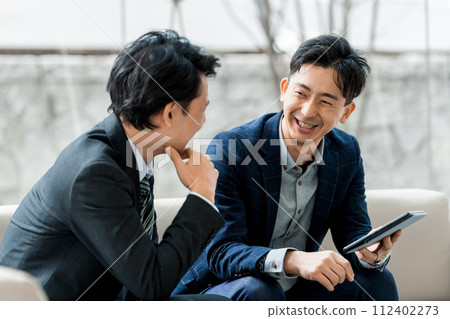 兩位男商人微笑著開會 112402273