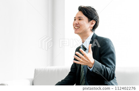 男性商人微笑著說話 112402276