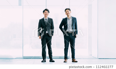 微笑著排隊的男性商人 112402277