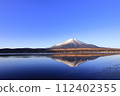 清晨從山中湖畔看到倒置的富士山 112402355