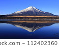 清晨從山中湖畔看到倒置的富士山 112402360