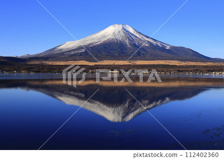 清晨從山中湖畔看到倒置的富士山 清晨從山中湖畔看到倒置的富士山 112402360