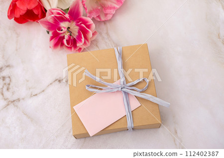 Gift box with pink note on marble background. Flat lay composition with copy space 112402387