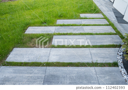 Stepping Stone Path on Lawn 112402393