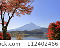 富士山倒映在秋天的樹葉和湖面上 112402466