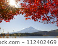 富士山倒映在秋天的樹葉和湖面上 112402469