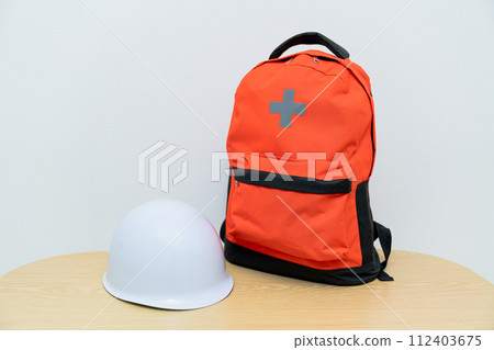疏散頭盔和防災背包的簡單影像 112403675