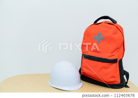疏散頭盔和防災背包的簡單影像 112403676