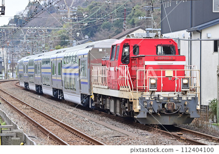 Yokosuka Line Kita-Kamakura JR Freight DD200-3 (Aichi) + E235 series 1000 series Salo E235 Class A 112404100