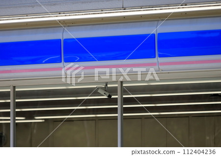 Image of the eaves of a convenience store 112404236