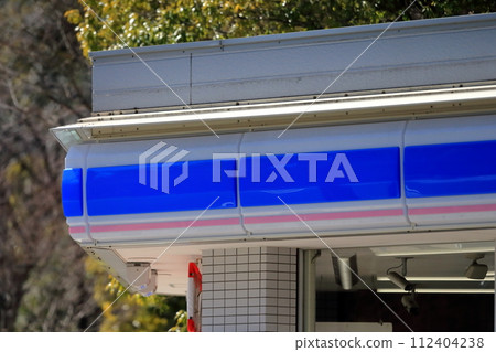 Image of the eaves of a convenience store 112404238
