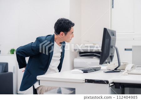 Businessman suffering from dry eyes due to long working hours 112404985