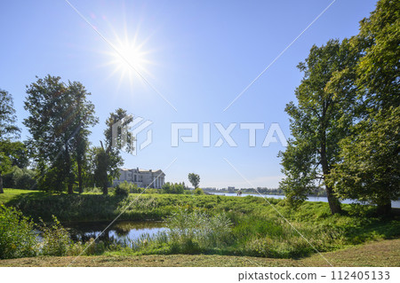 Bright sun over the park near the Volga River in the town of Uglich 112405133